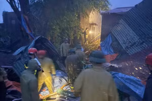 Lực lượng chức năng giải cứu người mắc kẹt trong đêm mưa bão.