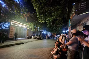 Nửa đêm, đông đảo người dân vẫn theo dõi cơ quan chức năng làm việc tại phòng khám.