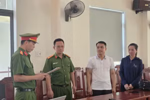 Cảnh sát đọc lệnh khởi tố bị can đối với Vũ Ngọc Liêm và Ngô Thị Tuyết. 