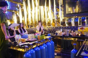 Hàng chục cô gái phục vụ tại quán karaoke-Massage G7 được giải cứu.