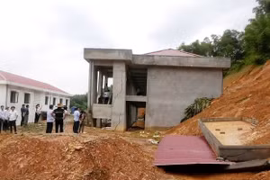 Nhiều trường học trên địa bàn Thanh Hoá bị hư hỏng do sạt lở đất.