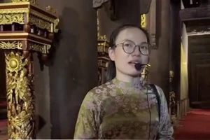 Nữ hướng dẫn viên thuyết minh sai lệch về nhà Tây Sơn, trong đoạn clip lan truyền trên mạng xã hội. Ảnh cắt từ clip 