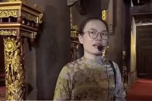 Nữ hướng dẫn viên thuyết minh sai lệch về nhà Tây Sơn, trong đoạn clip lan truyền trên mạng xã hội. Ảnh cắt từ clip 