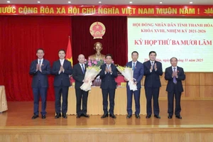 Lãnh đạo tỉnh Thanh Hoá tặng hoa chúc mừng hai tân Phó Chủ tịch UBND tỉnh.