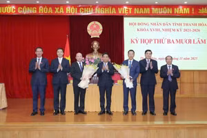 Lãnh đạo tỉnh Thanh Hoá tặng hoa chúc mừng hai tân Phó Chủ tịch UBND tỉnh.