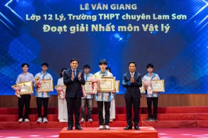 Thanh Hóa trao thưởng cho học sinh, giáo viên có học sinh đoạt giải quốc gia THPT.