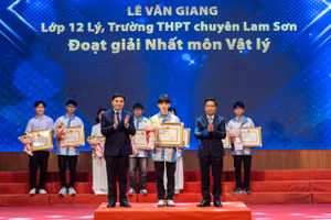 Thanh Hóa trao thưởng cho học sinh, giáo viên có học sinh đoạt giải quốc gia THPT.