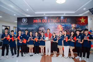 Diễn viên Phương Nam trao tặng sách "Mưa đỏ" cho học sinh.