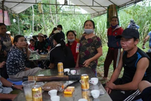 Người dân tập trung phản đối trang trại lợn.