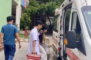 Thí sinh được xe cứu thương đưa đến điểm thi.