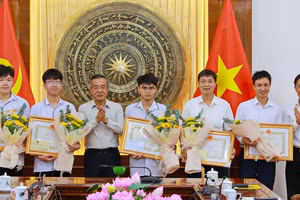 Lãnh đạo tỉnh Thanh Hoá trao Bằng khen của Chủ tịch UBND tỉnh và tặng hoa chúc mừng học sinh đoạt giải và các thầy giáo có học sinh đoạt giải.