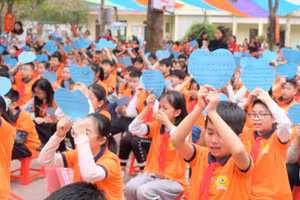 Một tiết học trải nghiệm ngoài giờ chính khóa của học sinh Trường Tiểu học Minh Khai 1 (Phường Hạc Thành, Thanh Hoá).