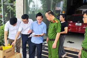 Cảnh sát khám xét nhà Vi "ngộ", thu giữ nhiều tài liệu.