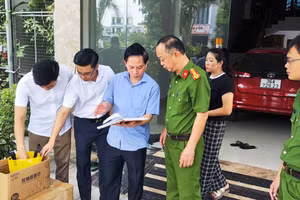 Cảnh sát khám xét nhà Vi "ngộ", thu giữ nhiều tài liệu.