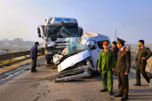 Cơ quan chức năng có mặt tại hiện trường xử lý vụ tai nạn.