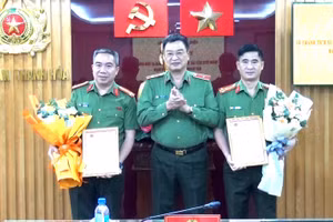 Thiếu tướng Trần Phú Hà, Giám đốc Công an tỉnh Thanh Hóa, thừa ủy quyền của Bộ Công an trao Thư khen và thưởng nóng cho các đơn vị. (Ảnh: CATH)