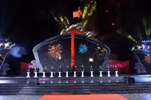 Các đại biểu thực hiện nghi thức khánh thành công trình tượng đài "con tàu tập kết".