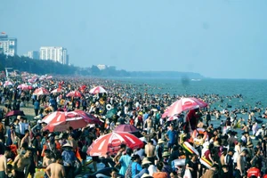 Du khách đến nghỉ lễ tại biển Sầm Sơn.