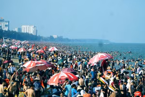 Du khách đến nghỉ lễ tại biển Sầm Sơn.