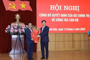 Trưởng Ban Tổ chức Trung ương Nguyễn Duy Ngọc trao quyết định của Bộ Chính trị và tặng hoa chúc mừng tân Bí thư Tỉnh ủy Thanh Hóa Lê Đức Thái.