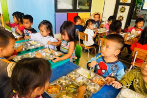 Tổ chức bán trú cho trẻ ở vùng cao góp phần duy trì sĩ số lớp.