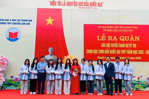 Đội tuyển tham dự kỳ thi chọn học sinh giỏi quốc gia THPT môn Ngữ Văn.