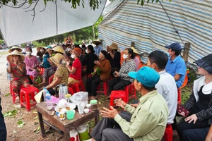 Người dân dựng lều canh không cho xe rác vào khu xử lý rác.