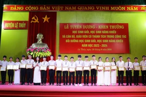 Lãnh đạo Sở GD&ĐT tỉnh Quảng Bình trao bằng khen cho học sinh đạt thành tích cao.