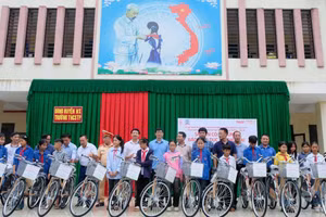 Những chiếc xe đạp được trao tới học sinh vượt khó tại huyện Như Xuân.