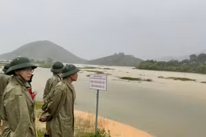 Lực lượng chức năng kiểm tra tình hình ngập úng trên địa bàn.