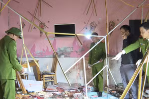 Hiện trường vụ nổ mìn khiến 10 người bị thương.