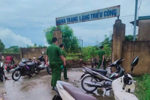 Công an đến hiện trường, nơi mộ bố chồng chị L. bị đào bới lấy đi hài cốt.