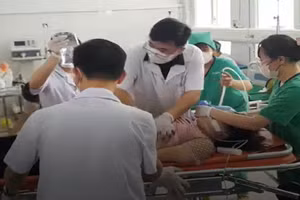 Bệnh nhân đang được cấp cứu trước khi chuyển tuyến. (Ảnh cắt từ clip) 