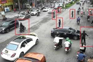 Nhóm người là nhân viên Công ty TNHH vệ sĩ Security ngang nhiên phân luồng tại ngã tư để đoàn xe đám cưới đi qua. 