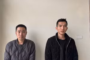 Mai Nhữ Minh (trái) và Phan Văn Hiệp tại cơ quan Công an.