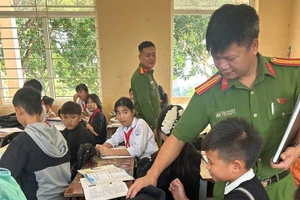 Công an Thanh Hoá phối hợp với nhà trường tổng kiểm tra việc chấp hành pháp luật của học sinh. (Ảnh: CATS)