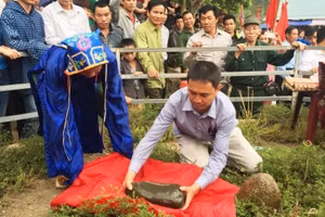 Lễ hội Mường Xia và tục rước hòn đá vía.