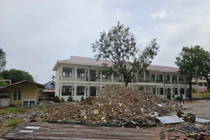 Đống chất thải án ngữ giữa sân trường nhiều tháng qua.