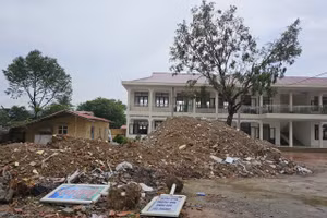 Công trình sửa chữa phòng học của Trường THCS Quảng Thạch diễn ra nhiều tháng qua nhưng đống chất thải vẫn án ngữ ngay giữa sân trường gây bụi bẩn, ô nhiễm.