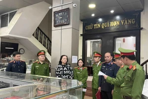 Cơ quan CSĐT tống đạt Quyết định khởi tố, bắt tạm giam đối với bà Lê Thị Thu Hương.