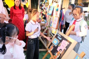 Học sinh Trường Tiểu học Quảng Phú tự tay làm sản phẩm STEM và thuyết trình về sản phẩm.