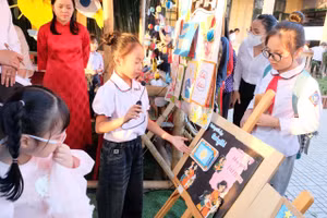 Học sinh Trường Tiểu học Quảng Phú tự tay làm sản phẩm STEM và thuyết trình về sản phẩm.