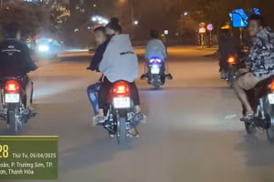 Các nhóm thanh, thiếu niên điều khiển phương tiện không đội mũ bảo hiểm, dàn hàng ngang gây mất TTATGT.