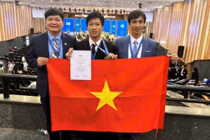 Nam sinh Hà Duyên Phúc (giữa) tại kỳ thi Olympic Vật lý quốc tế năm 2024.