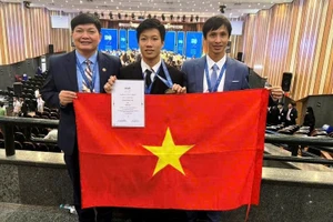 Nam sinh Hà Duyên Phúc (giữa) tại kỳ thi Olympic Vật lý quốc tế năm 2024.