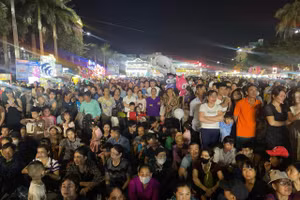 'Biển' người dự khai mạc Lễ hội du lịch biển Hải Tiến năm 2025.