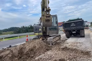 Nhà thầu đang cho máy móc xử lý lại vùng lún, bong tróc.