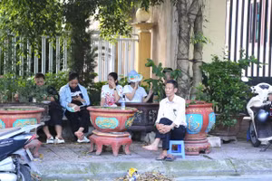 Kỳ thi tốt nghiệp THPT 2025 diễn ra đúng thời điểm nắng nóng gay gắt, nhiều phụ huynh vẫn ngồi bên ngoài chờ con thi.