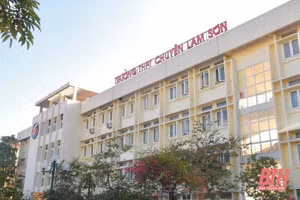 Trường THPT chuyên Lam Sơn (Thanh Hóa).