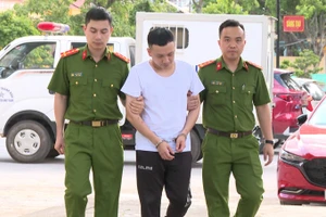 Lực lượng công an dẫn giải Lê Chung Tài về cơ quan điều tra (Ảnh: Công an Thanh Hóa).